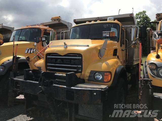 Mack CV713 حراثات ونصول الجليد