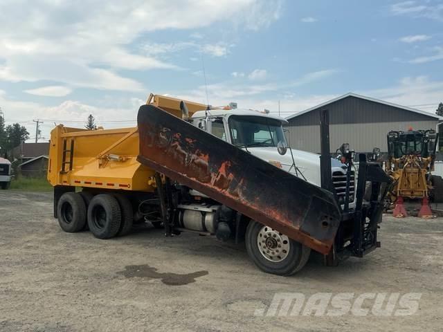 Mack CV713 حراثات ونصول الجليد