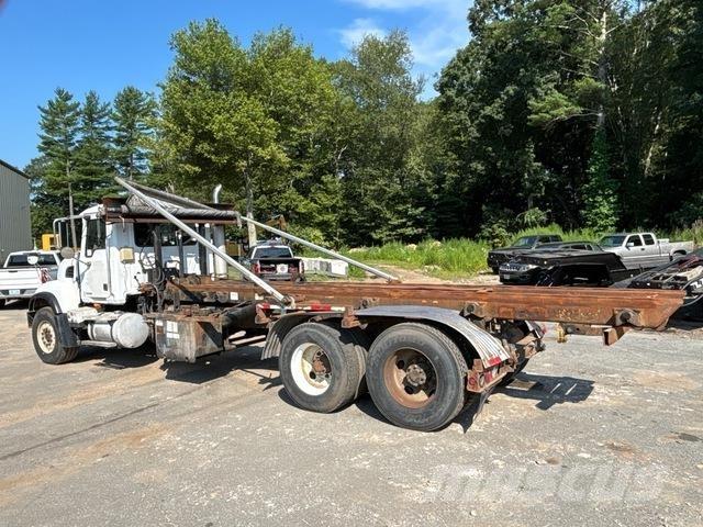 Mack CV713 شاحنات لوادر