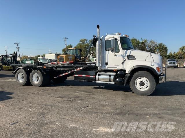 Mack CV713 شاحنات لوادر