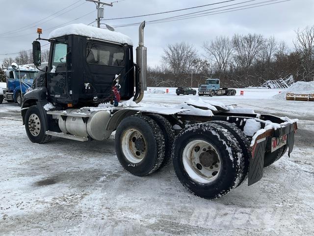 Mack CX613 وحدات الجر