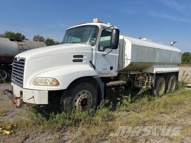 Mack CXN612 صهاريج مياه