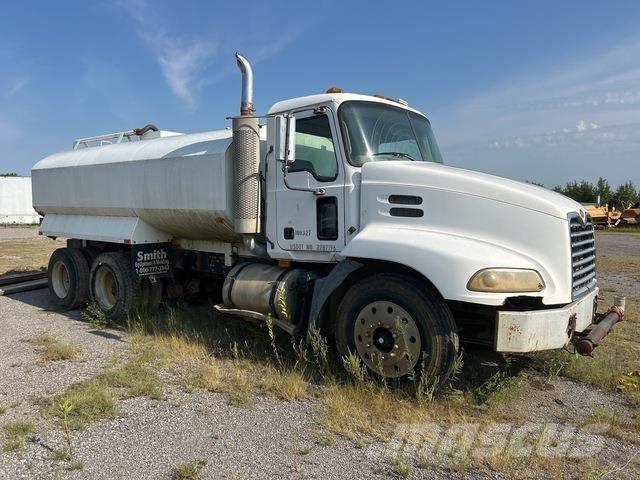 Mack CXN612 صهاريج مياه