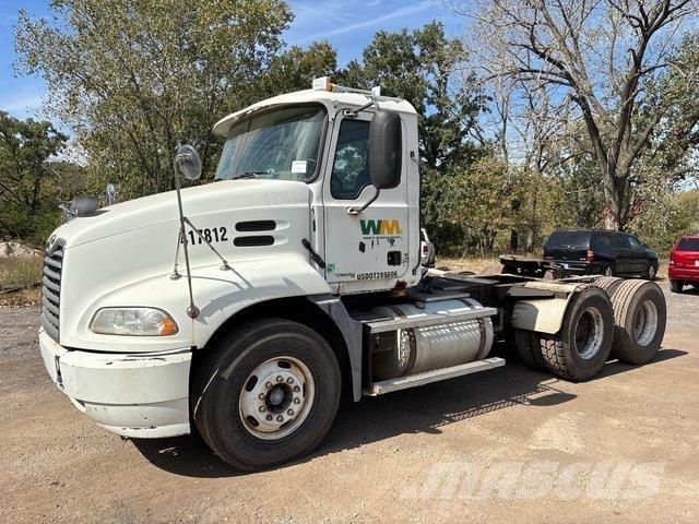 Mack CXN613 وحدات الجر