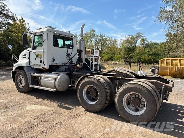Mack CXN613 وحدات الجر