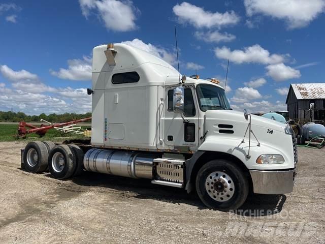 Mack CXU600 وحدات الجر