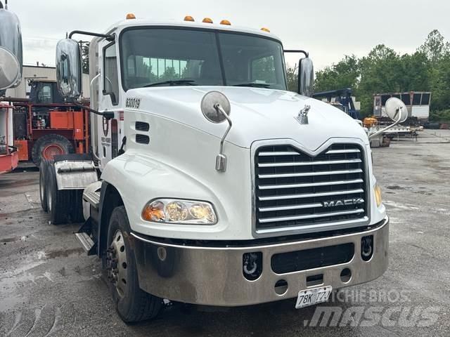 Mack CXU613 وحدات الجر