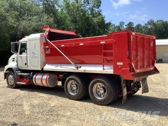 Mack CXU613 شاحنات قلابة