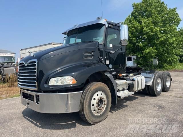 Mack CXU613 وحدات الجر
