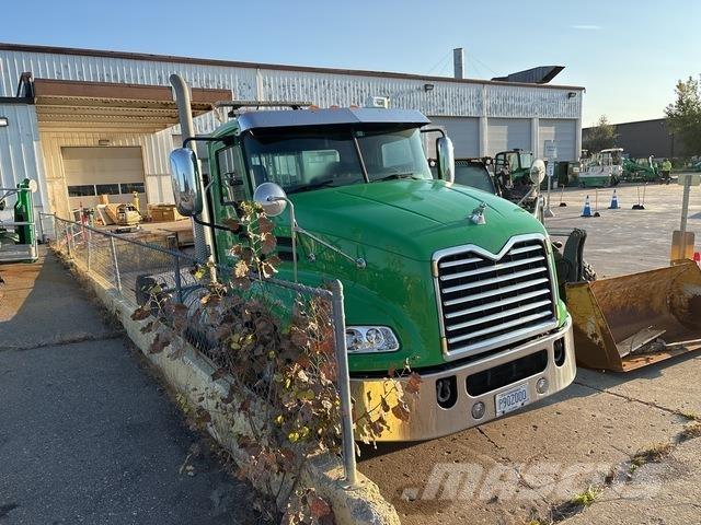 Mack CXU613 وحدات الجر