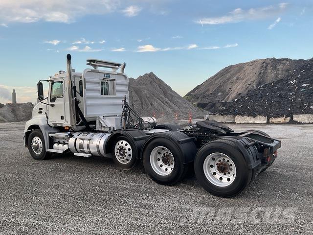 Mack CXU613 وحدات الجر