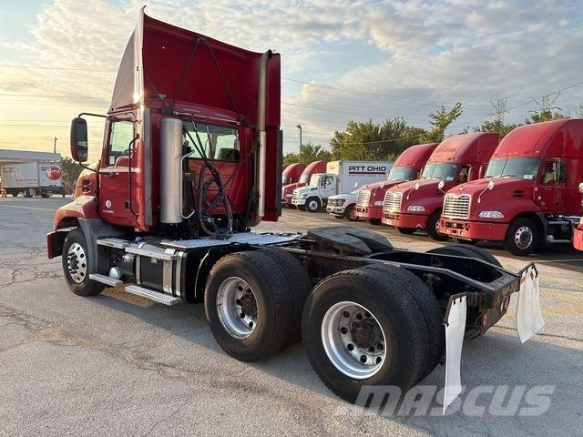 Mack CXU613 وحدات الجر