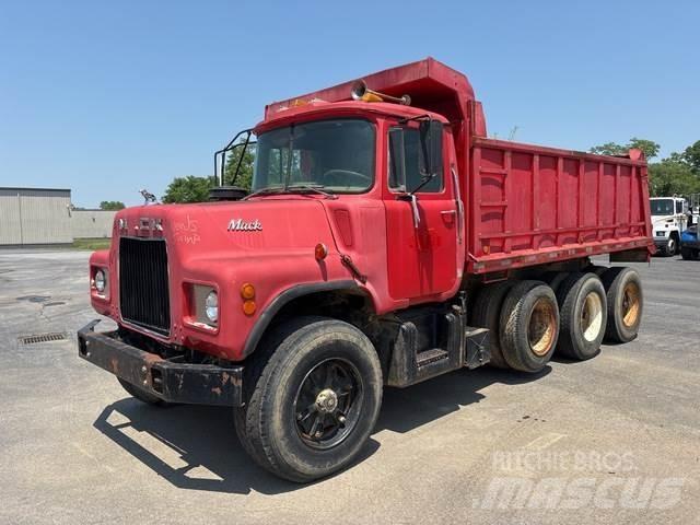 Mack DM685 شاحنات قلابة