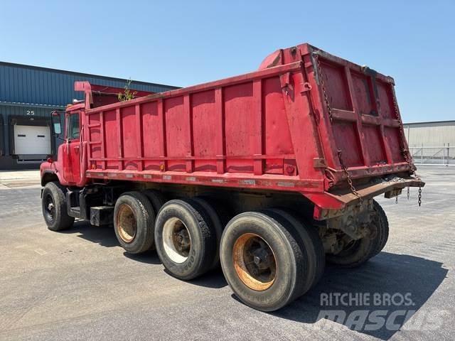 Mack DM685 شاحنات قلابة