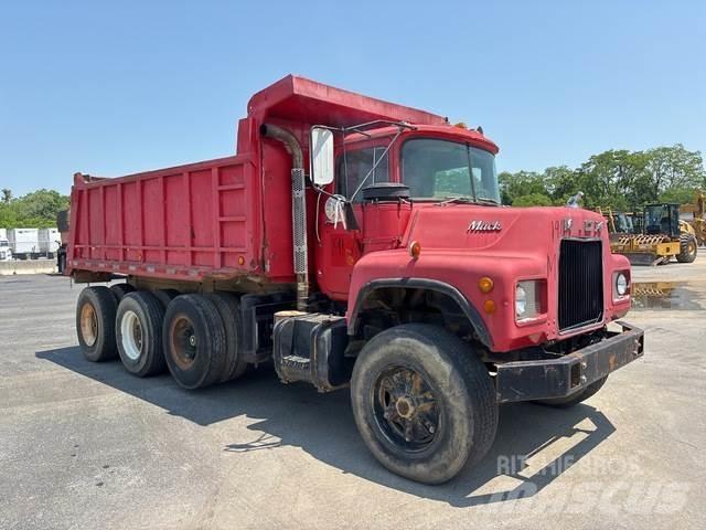 Mack DM685 شاحنات قلابة