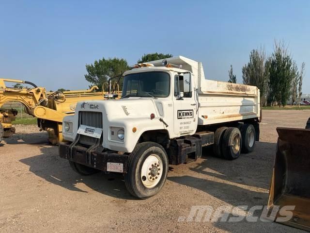 Mack DM686S شاحنات قلابة