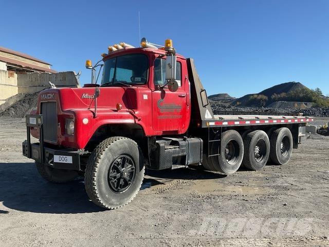 Mack DM686S شاحنات مسطحة/مفصلية الجوانب