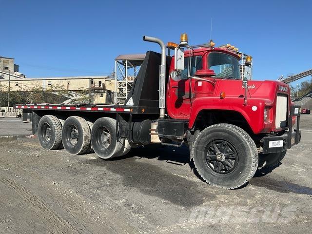 Mack DM686S شاحنات مسطحة/مفصلية الجوانب