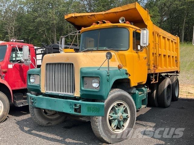 Mack DM686SX شاحنات قلابة