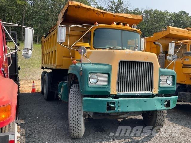 Mack DM686SX شاحنات قلابة