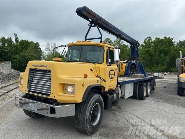 Mack DM688S شاحنات أخرى