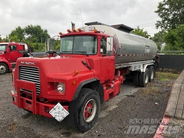 Mack DM688S شاحنات ذات صهاريج