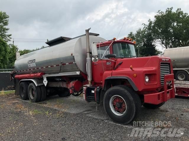 Mack DM688S شاحنات ذات صهاريج