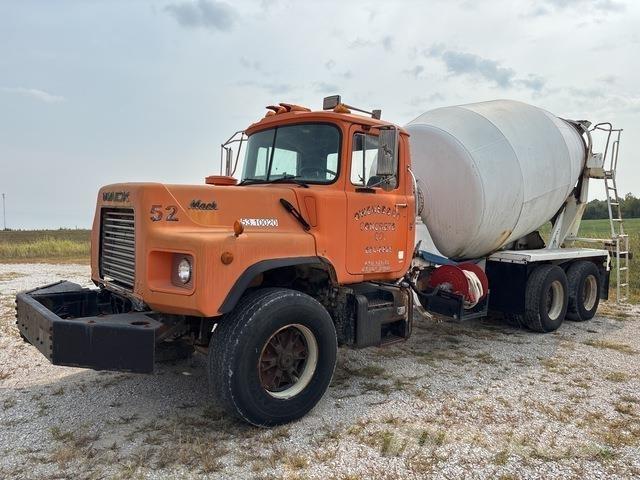 Mack DM690 صهاريج مياه
