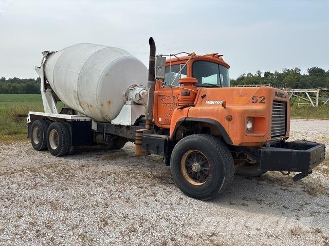 Mack DM690 صهاريج مياه