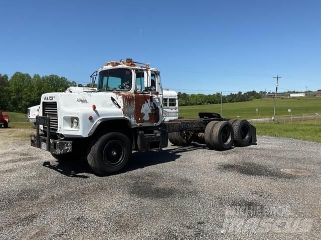 Mack DM690S وحدات الجر