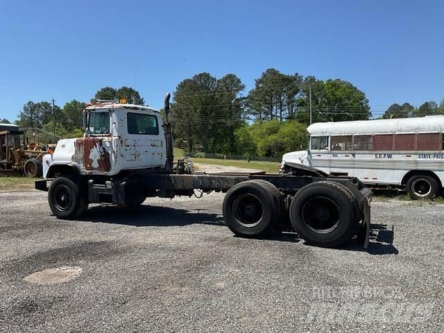 Mack DM690S وحدات الجر