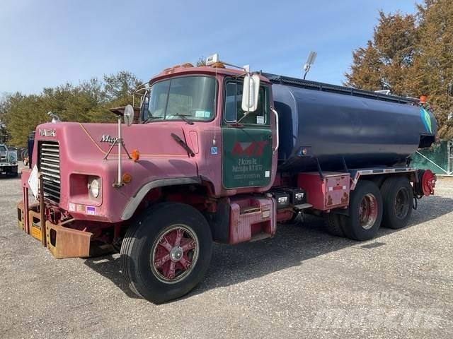 Mack DM690S شاحنات ذات صهاريج