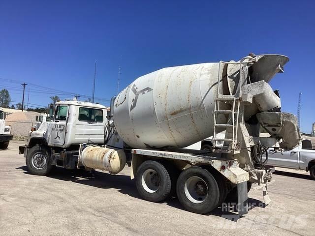 Mack DM690S شاحنات أخرى