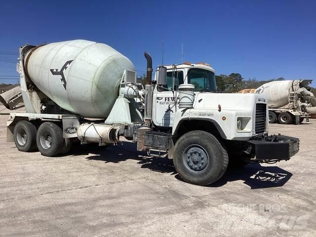 Mack DM690S شاحنات أخرى