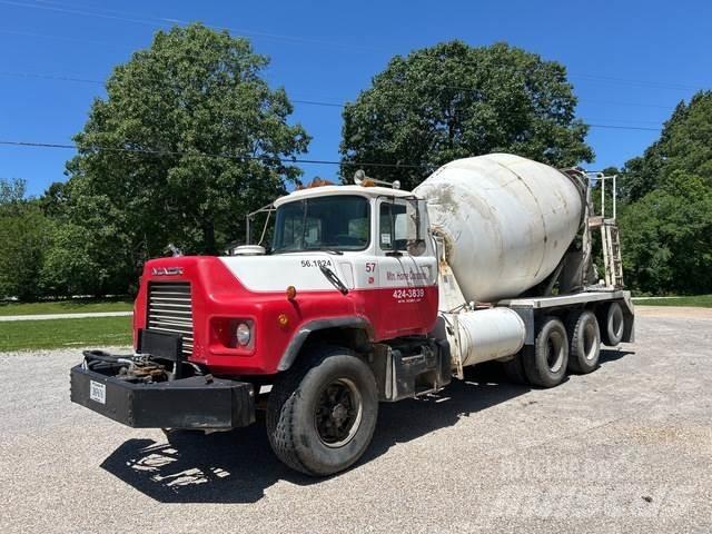 Mack DM690S شاحنات أخرى