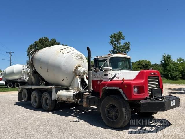 Mack DM690S شاحنات أخرى
