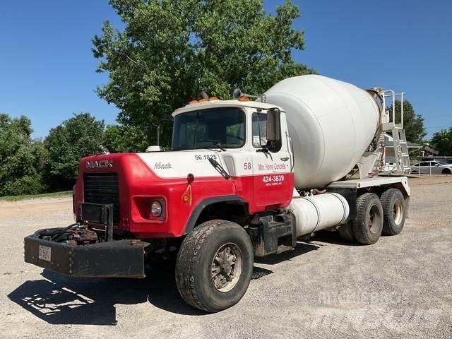 Mack DM690S شاحنات أخرى