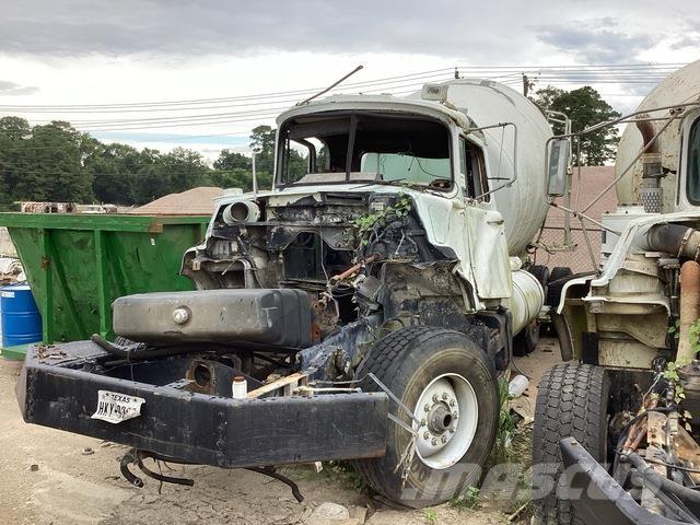 Mack DM690S شاحنات أخرى