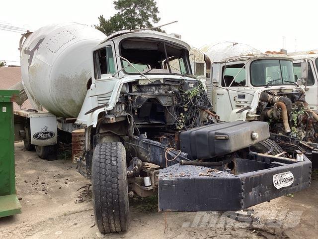 Mack DM690S شاحنات أخرى