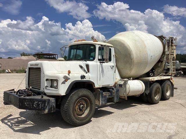 Mack DM690S شاحنات أخرى