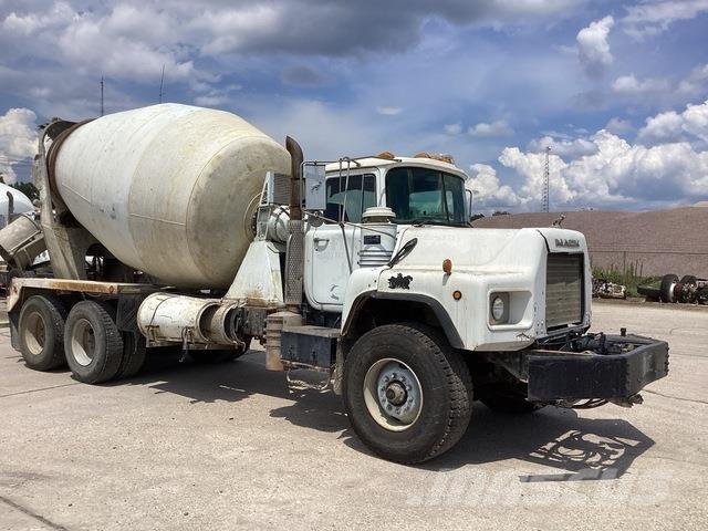 Mack DM690S شاحنات أخرى
