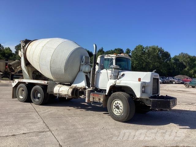 Mack DM690S شاحنات أخرى
