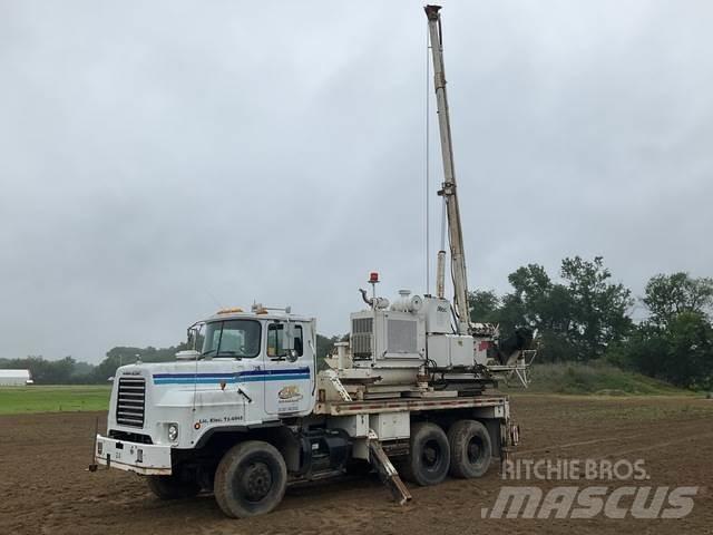 Mack DMM6906S شاحنات المعدات  المحمولة لحفر الآبار
