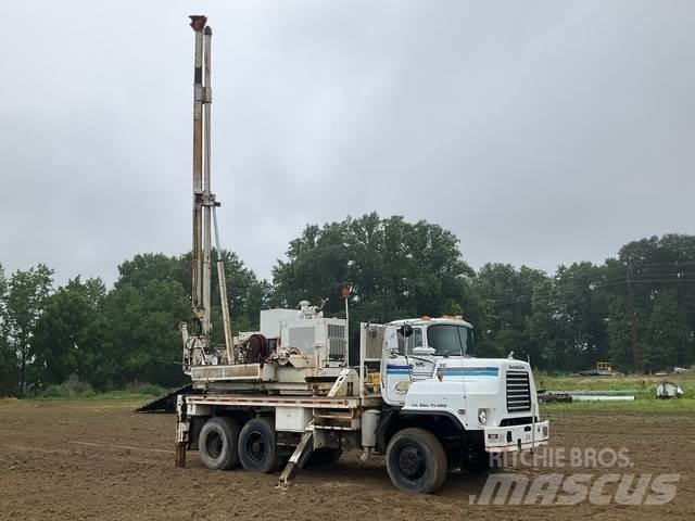 Mack DMM6906S شاحنات المعدات  المحمولة لحفر الآبار