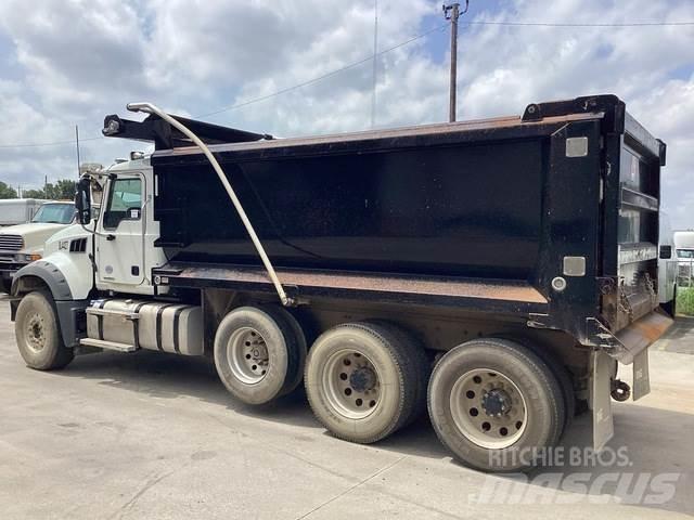 Mack GR64F شاحنات قلابة