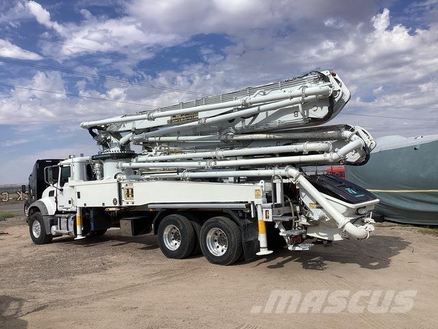 Mack GR64F مضخات خرسانة