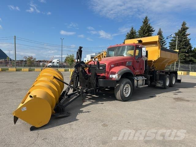 Mack GU433 حراثات ونصول الجليد