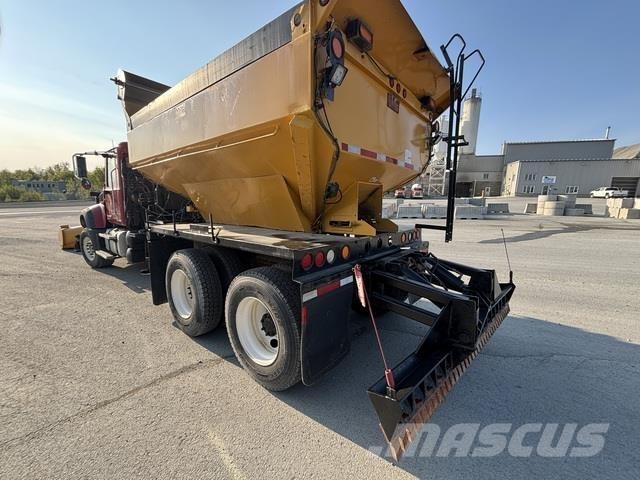 Mack GU433 حراثات ونصول الجليد