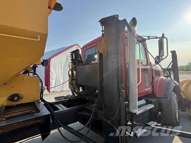 Mack GU433 حراثات ونصول الجليد