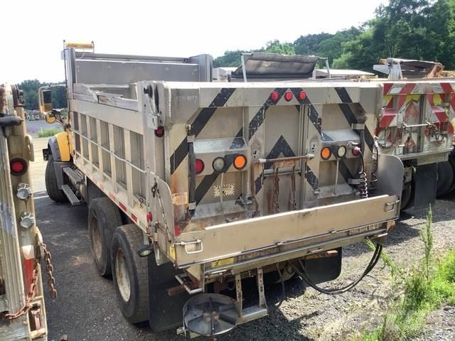 Mack GU713 حراثات ونصول الجليد